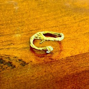 Verameat Mystery Hugs Ring in Gold Brass